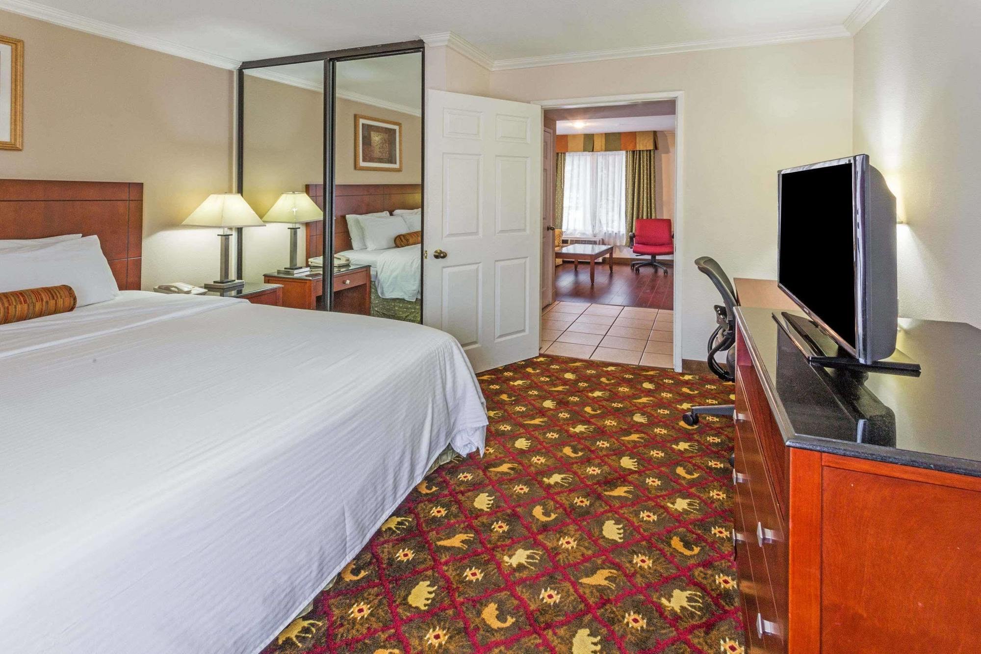 Howard Johnson By Wyndham Pasadena Exterior photo